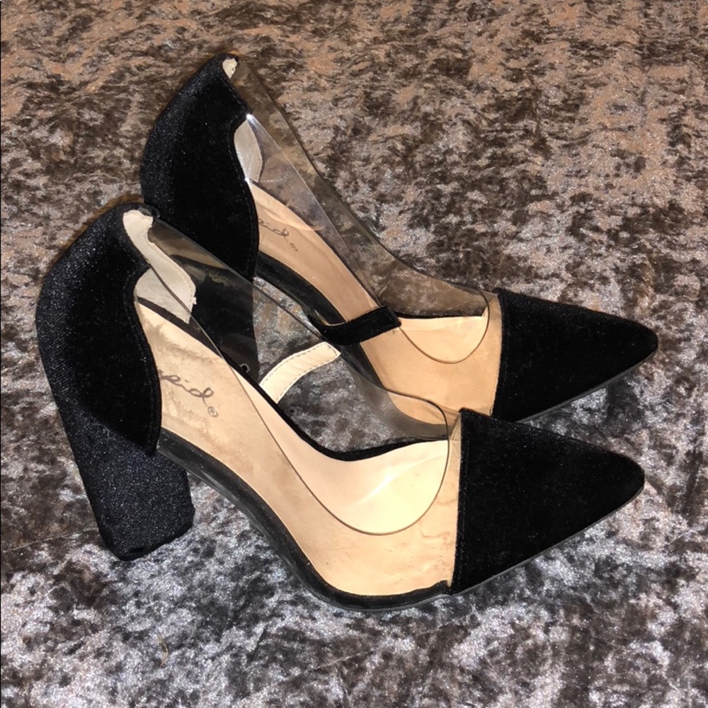 Worn 2-3 times! In great condition 💗